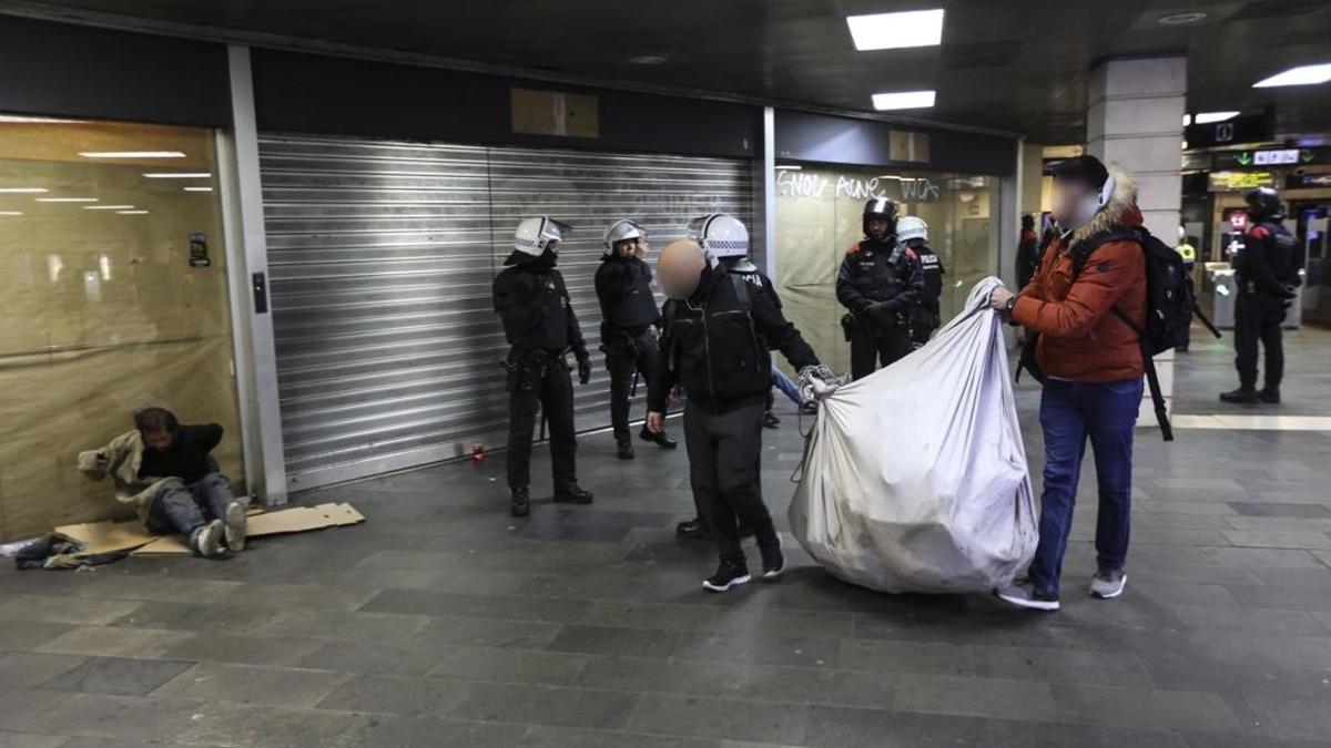 Redada de la Guardia Urbana contra los manteros en la estación de metro de plaza de Catalunya