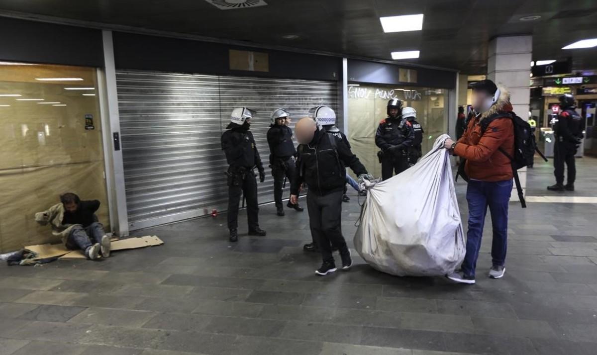 Redada de la Guardia Urbana contra los manteros en la estación de metro de plaza de Catalunya.