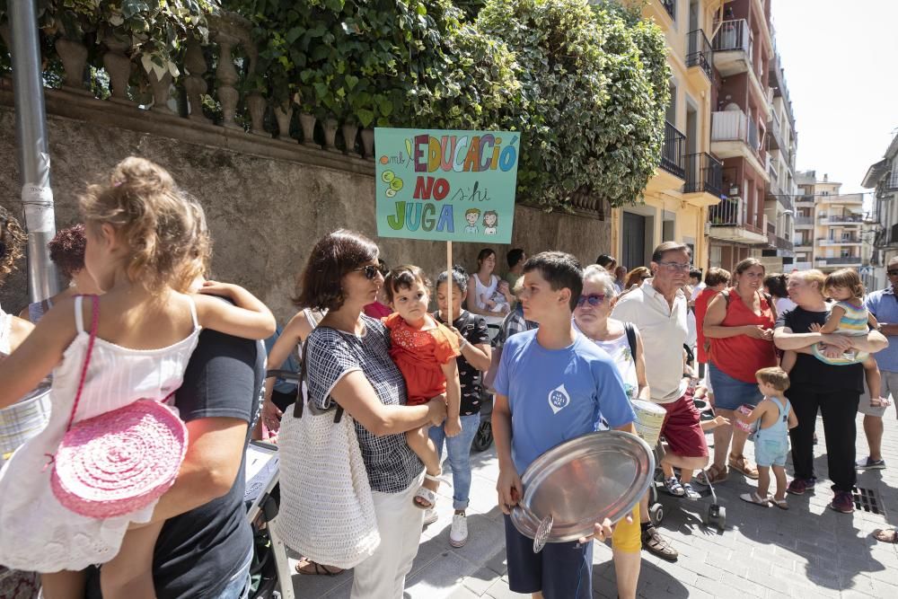 Un centenar de colomencs protesten pel tancament d'una escola bressol