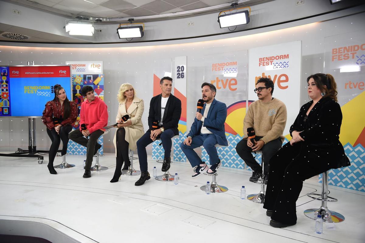 Los presentadores del Benidorm Fest 2026, Jesús Vázquez (4i), Javier Ambrossi (2i), Inés Hernand (1i) y Lalachus (1d), y la directora de Comunicación y Participación de RTVE, María Eizaguirre (3i).