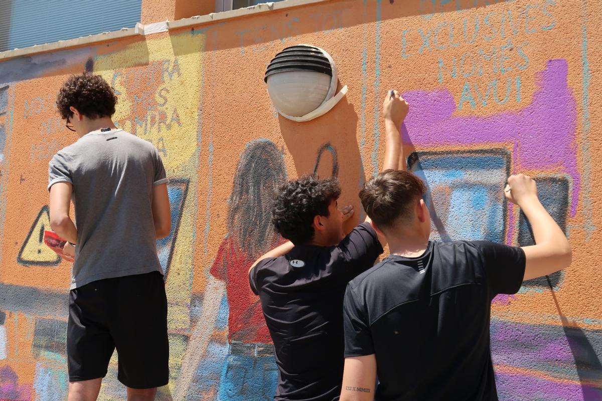 Las imágenes de la creación del mural reivindicativo en el IES Clara Hammerl