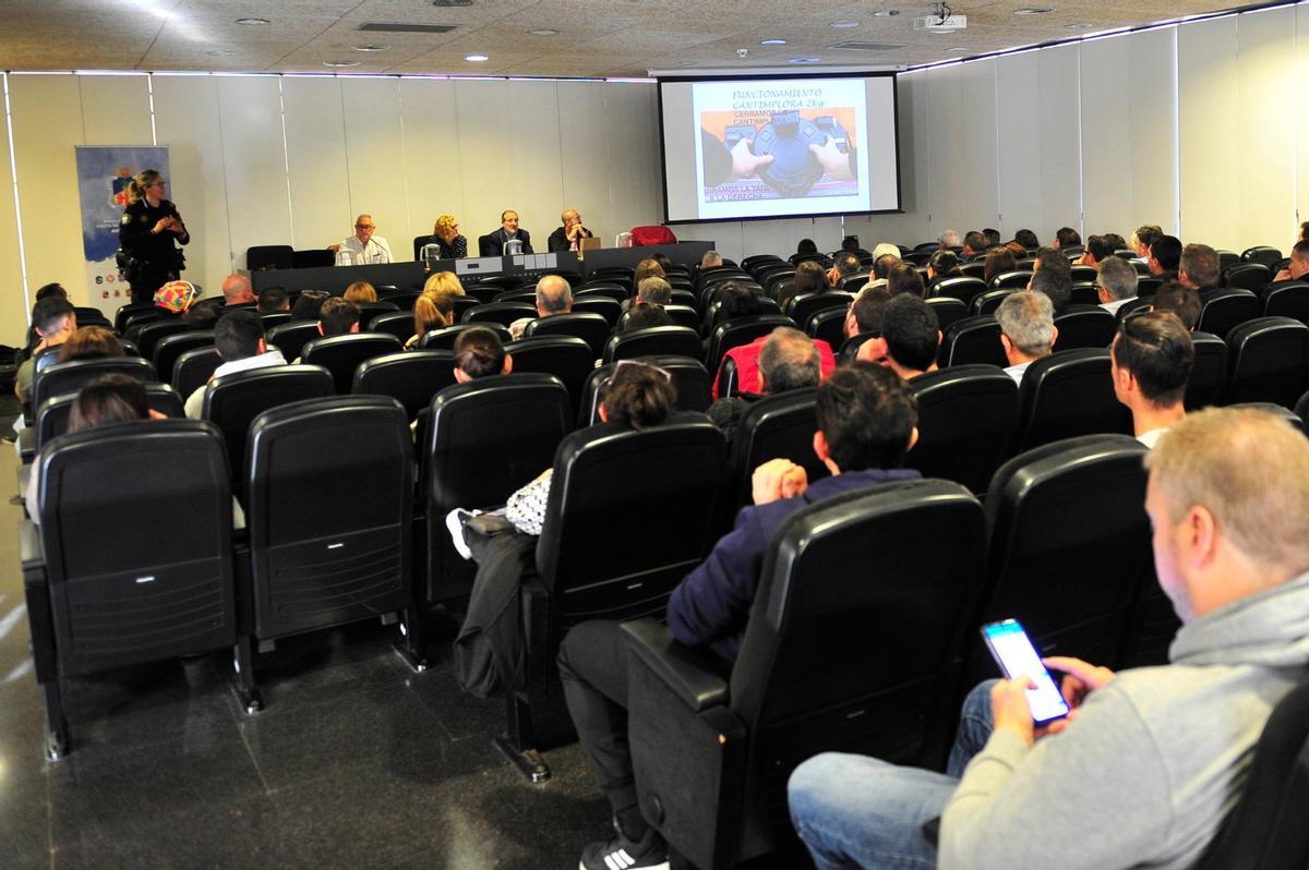 Asistentes en Elche al curso obligatorio de manipulación de pólvora