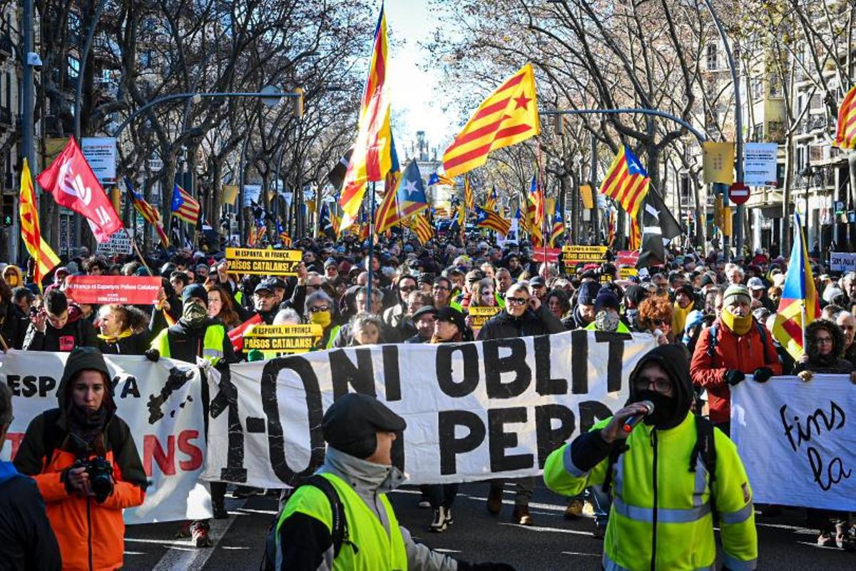 Manifestantes por la cumbre entre Francia y España, en su camino por las calles de Barcelona hacia la plaza de Sant Jaume