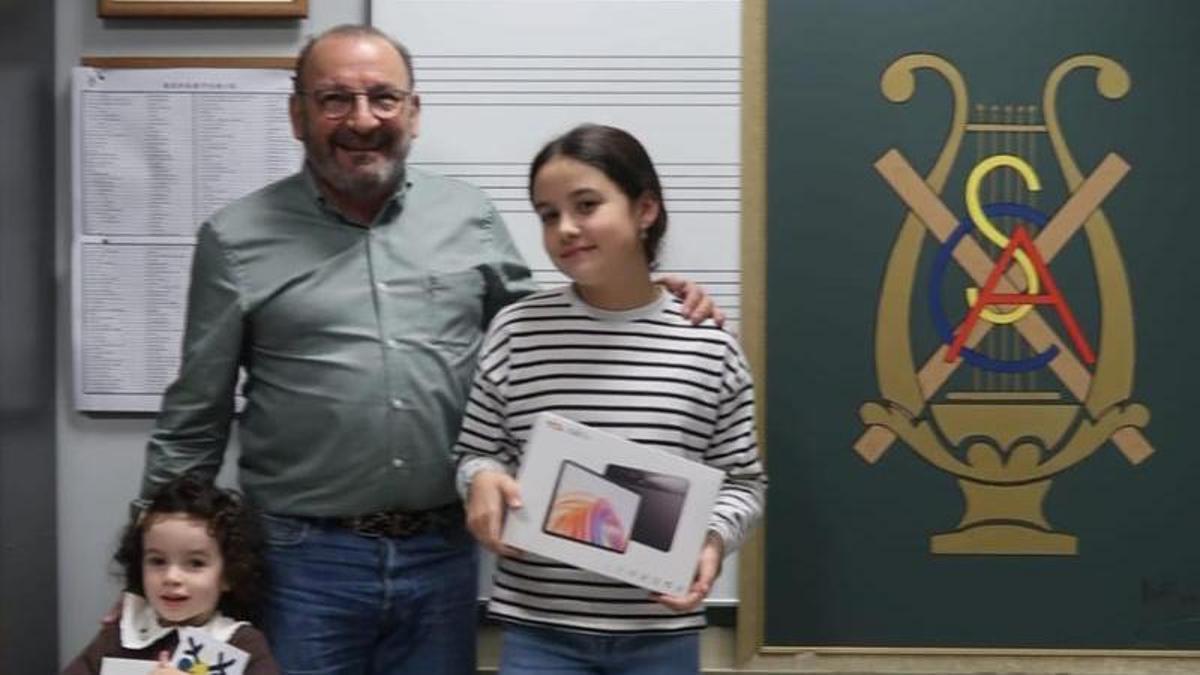 Jesús Montes Sanzo, presidente del coro, con las ganadoras.