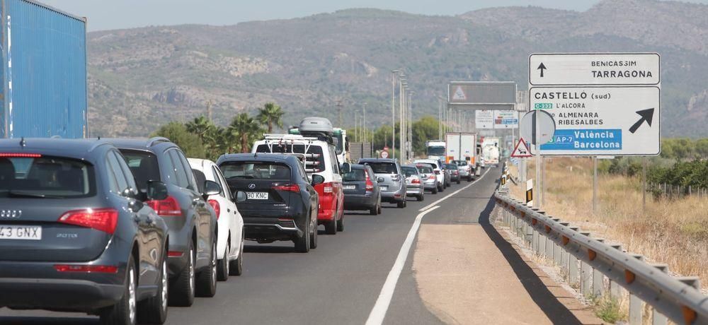 Colas en la AP-7 tras volcar un camión a la altura de Vila-real