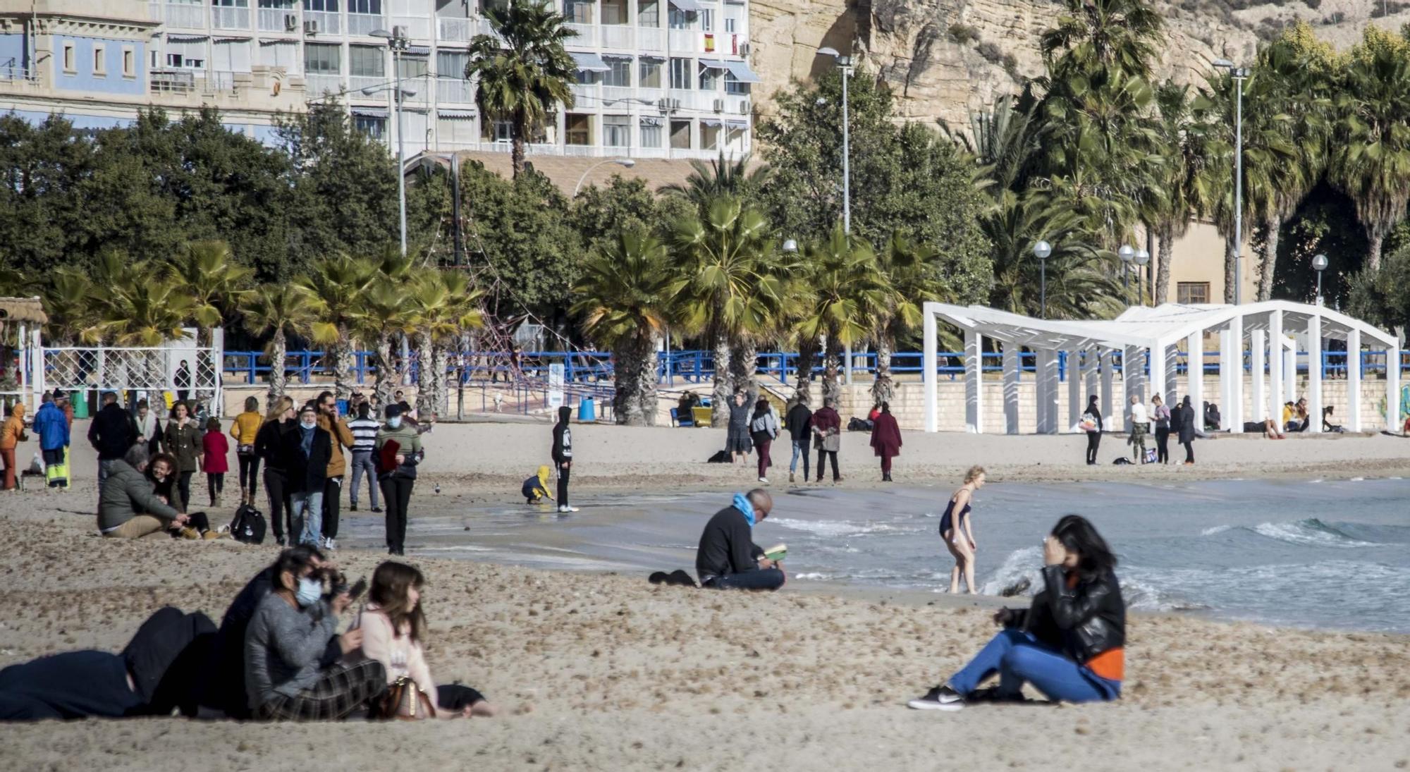 Primeros baños de 2021 en las playas alicantinas