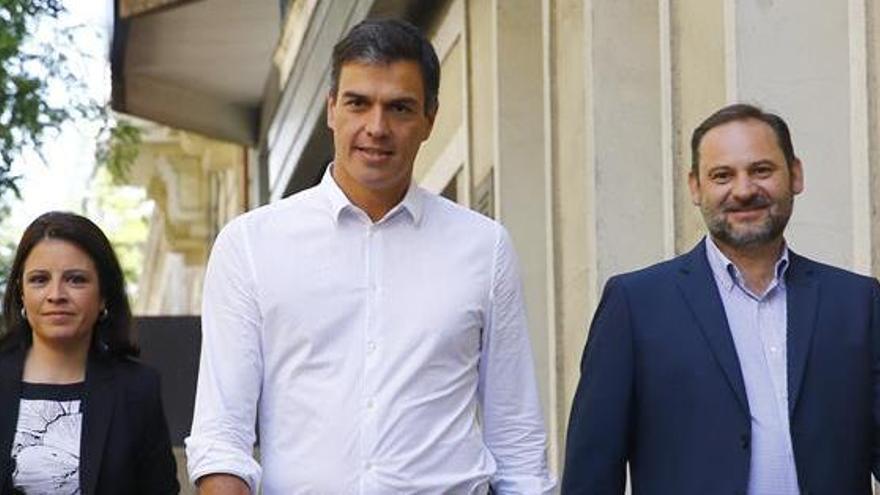 Sánchez llega a Ferraz junto Adriana Lastra y José Luis Ábalos.