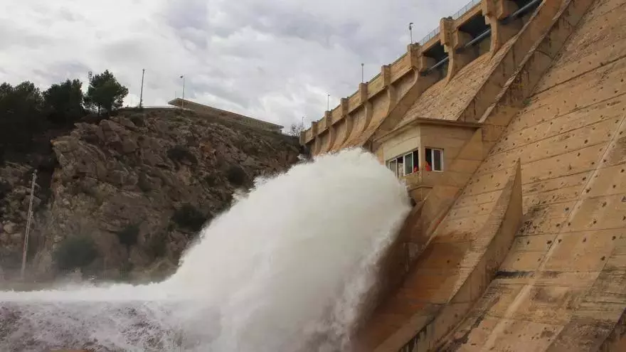 La CHS reclama a los agricultores de la Vega Baja cerrar las tomas de riego del Segura ante el desembalse de agua salinizada del pantano de Santomera