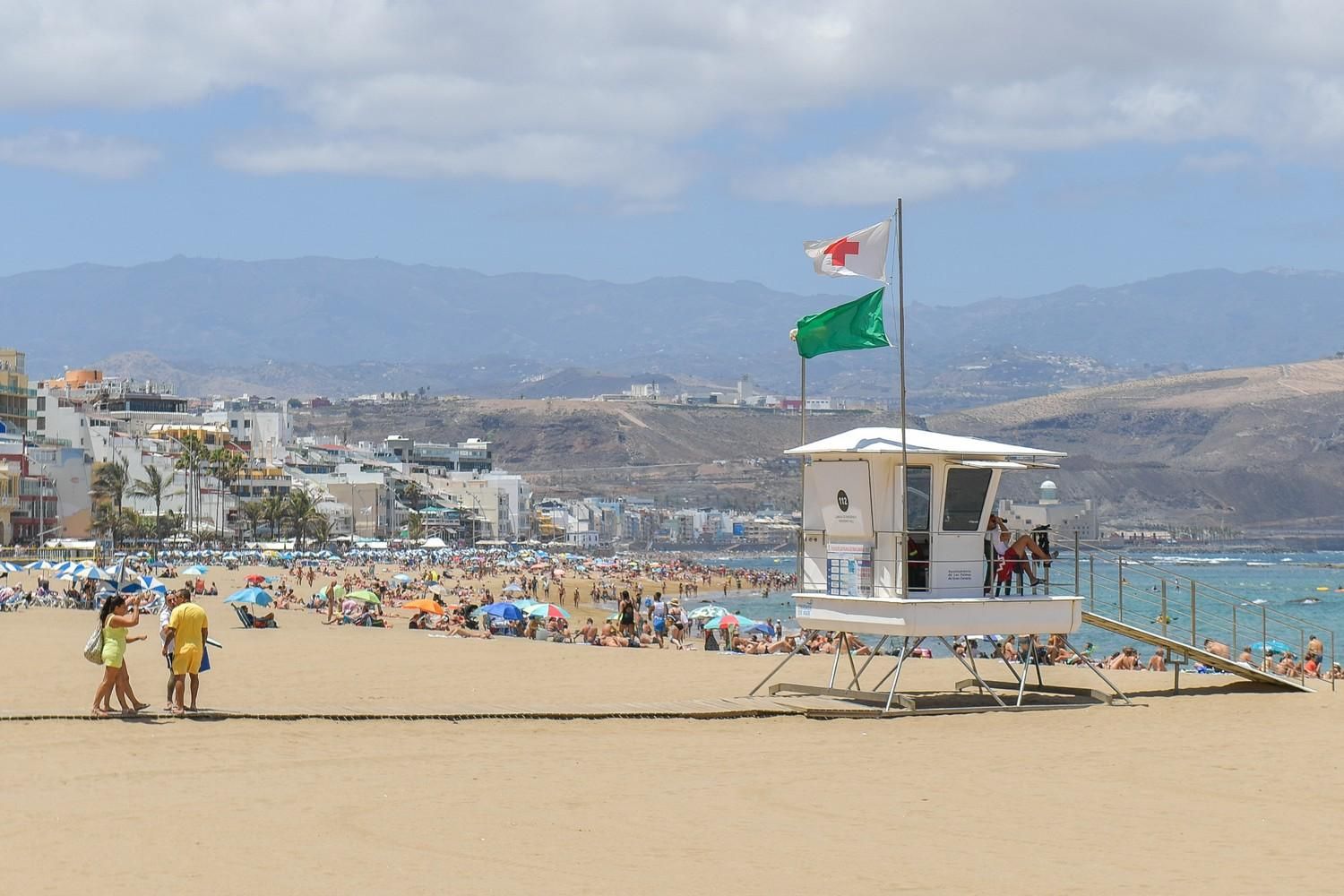 Día de playa en Las Canteras tras la noche de San Juan