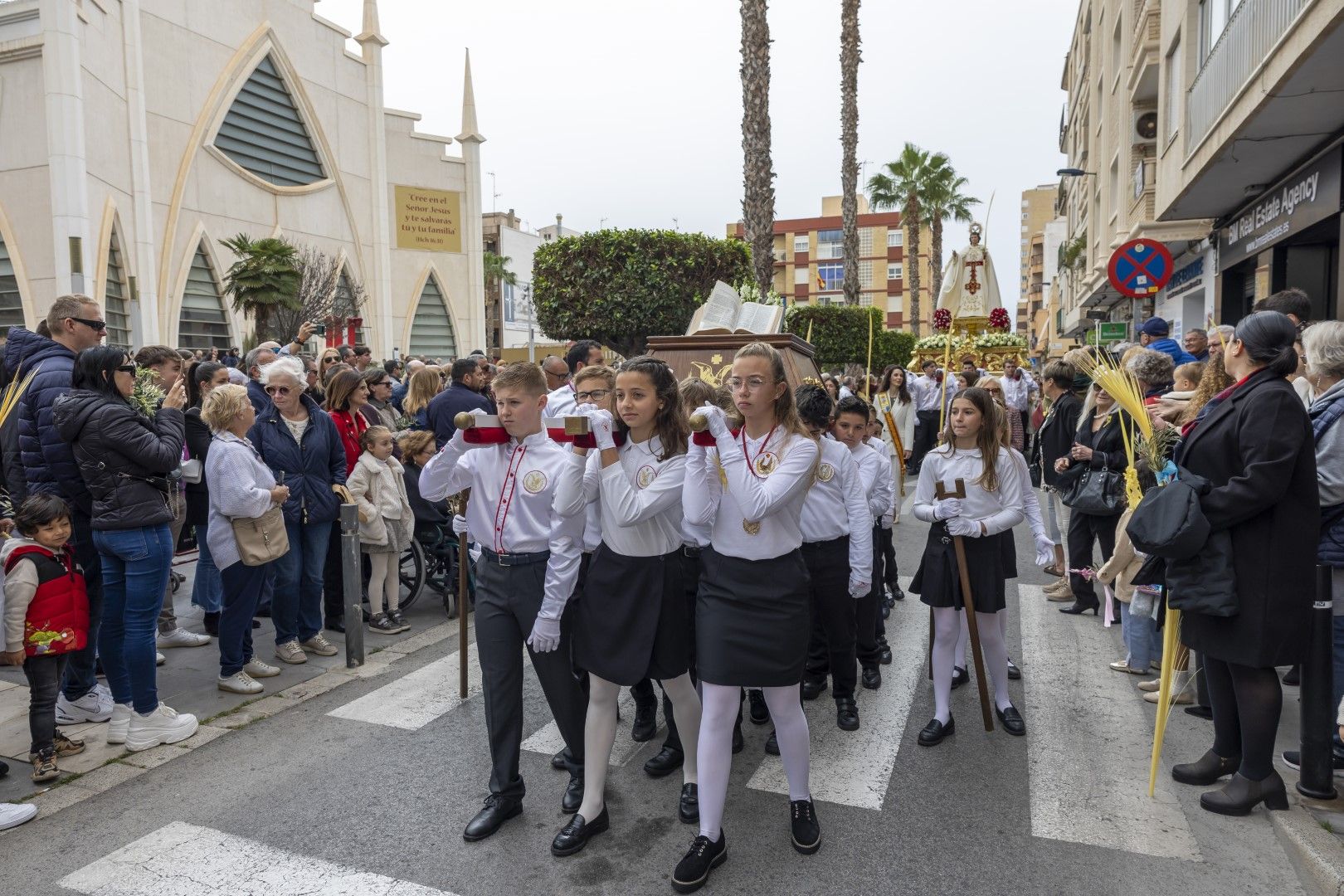 Bendición y procesión de Las Palmas en Torrevieja de Domingo de Ramos en la Semana Santa 2024