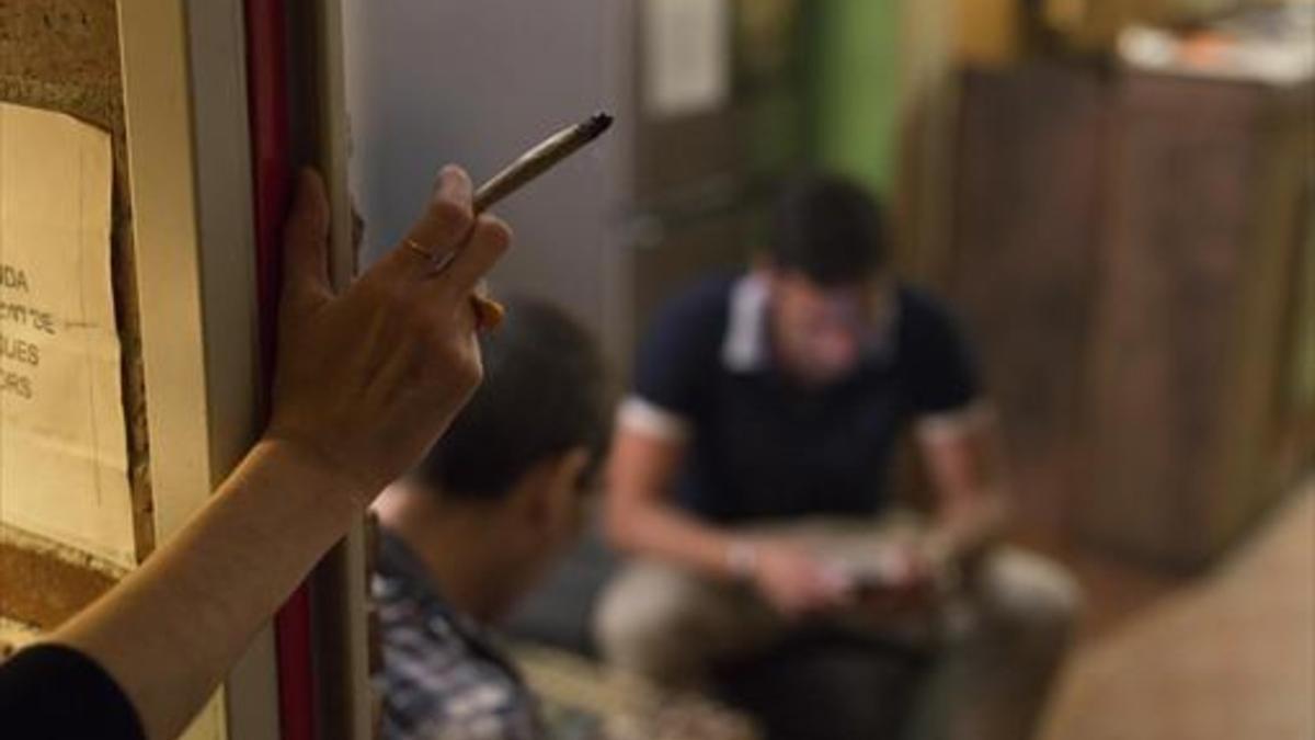 CONSUMO LEGAL Fumando cannabis en el Trinacria Club de Barcelona, en mayo del 2016.