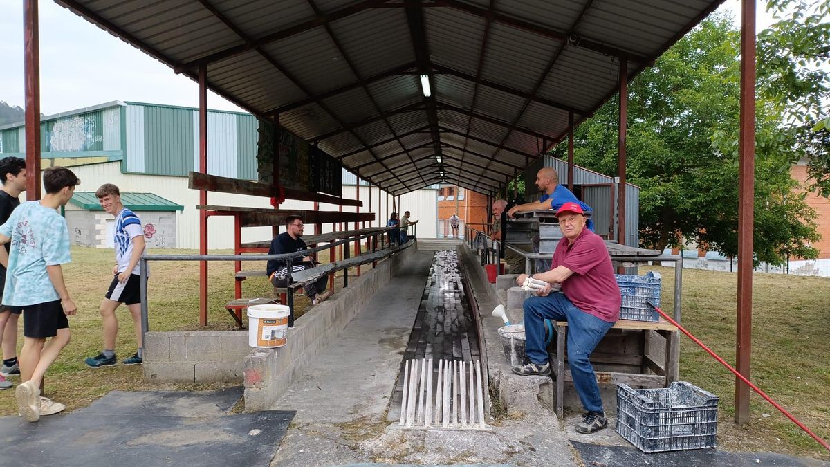 Ambiente en la bolera de El Zaguán, durante los entrenamientos.