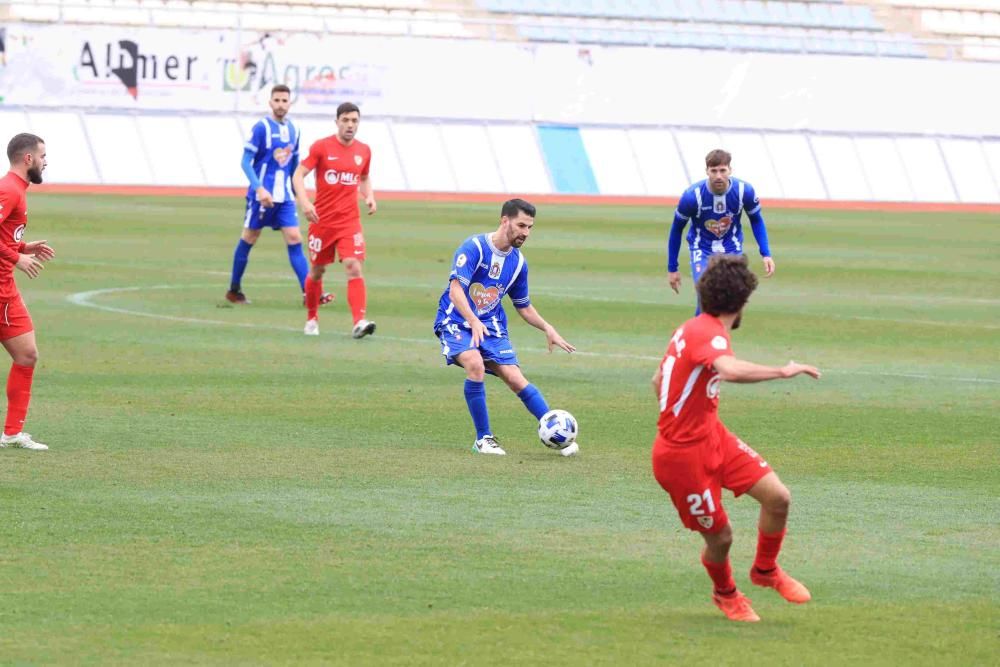 El Lorca Deportiva mejora su imagen pero cae goleado