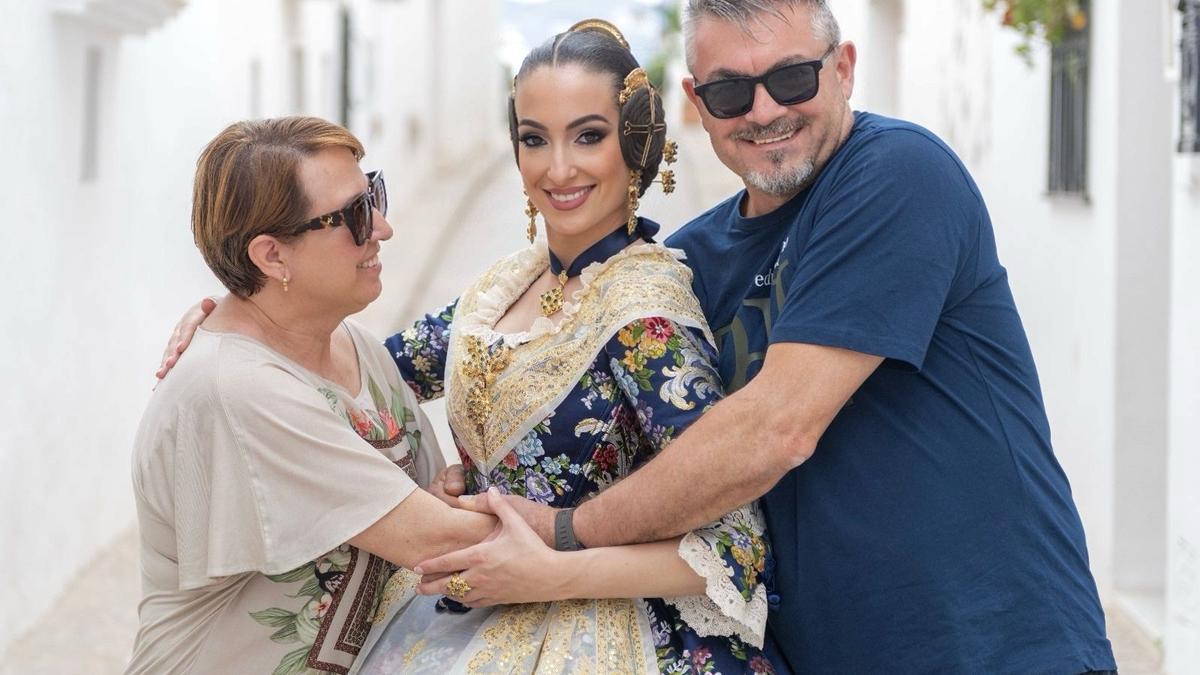 Ester Donat luce el aderezo junto a sus padres.