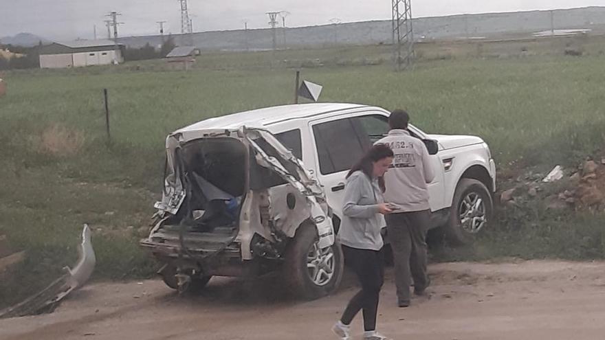 A train runs over a vehicle at a level crossing at the height of Castuera