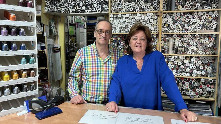 Olga y Agustín, 42 años al frente de una mercería histórica en Cáceres: 