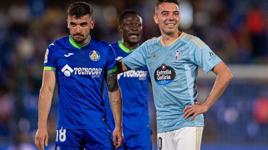 Iago Aspas, con el azulón Mauro Arambarri en la reciente visita del Celta al Coliseum. // LOF