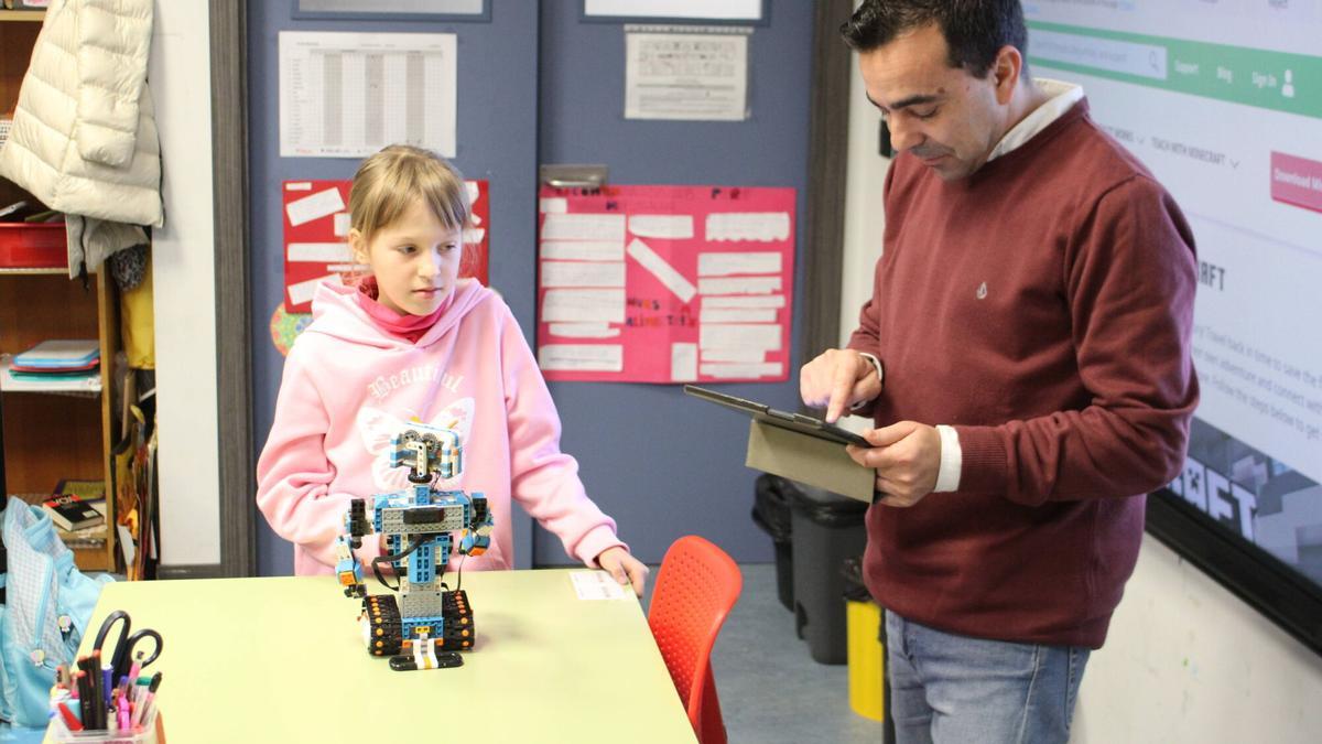 Carlos Castrillo tutela al robot "Berni" en una práctica con la alumna Iuliana Chistoserdova, de cuarto de Primaria.