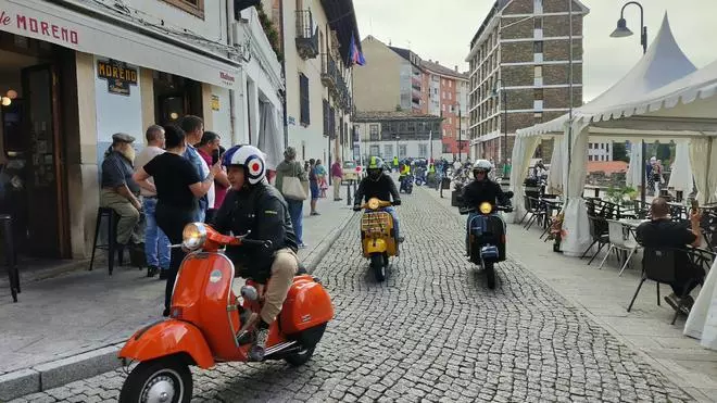 En imágenes: las Vespas llenan de color Cangas del Narcea