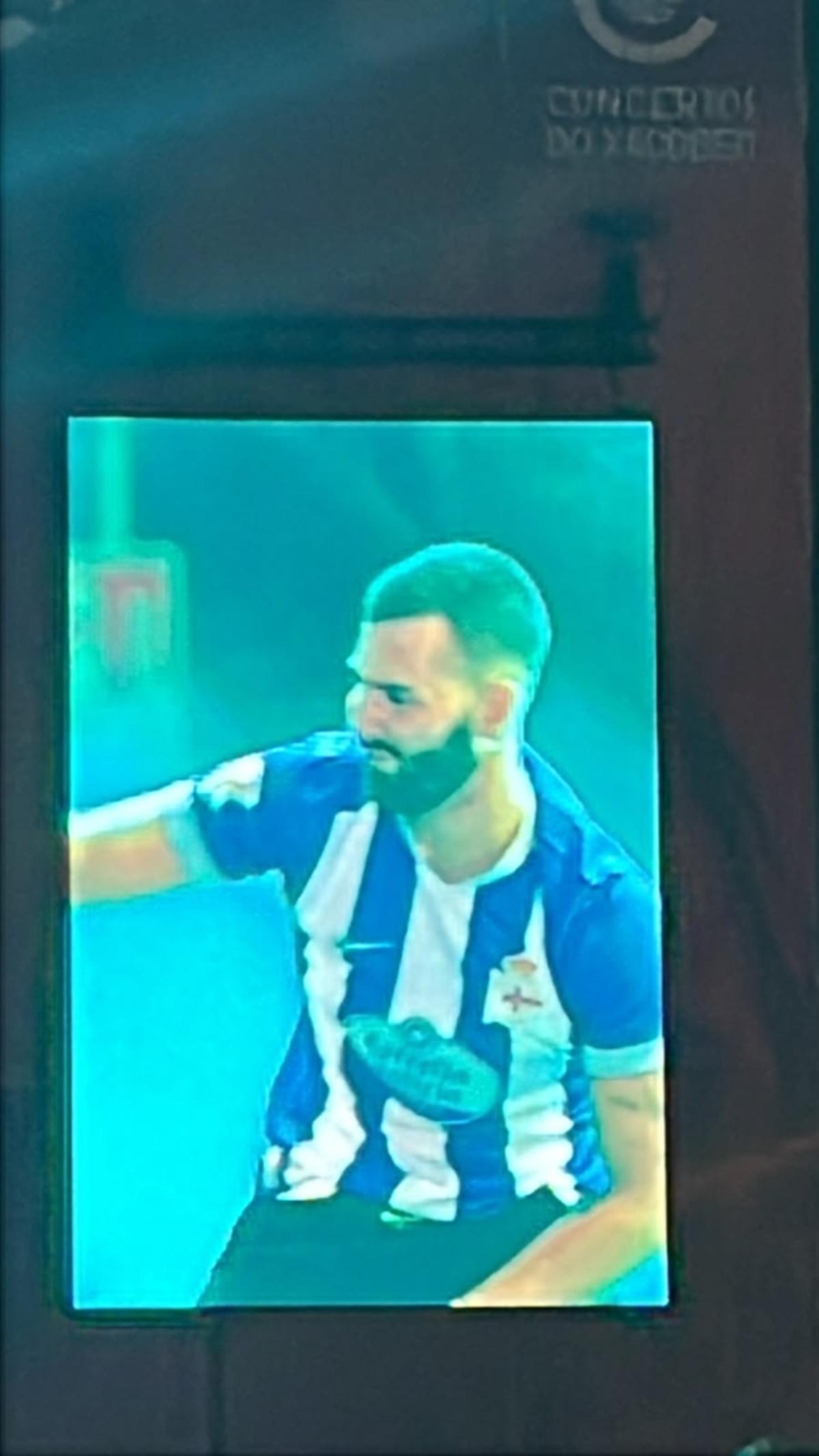 Manuel Turizo con una camiseta del Deportivo.