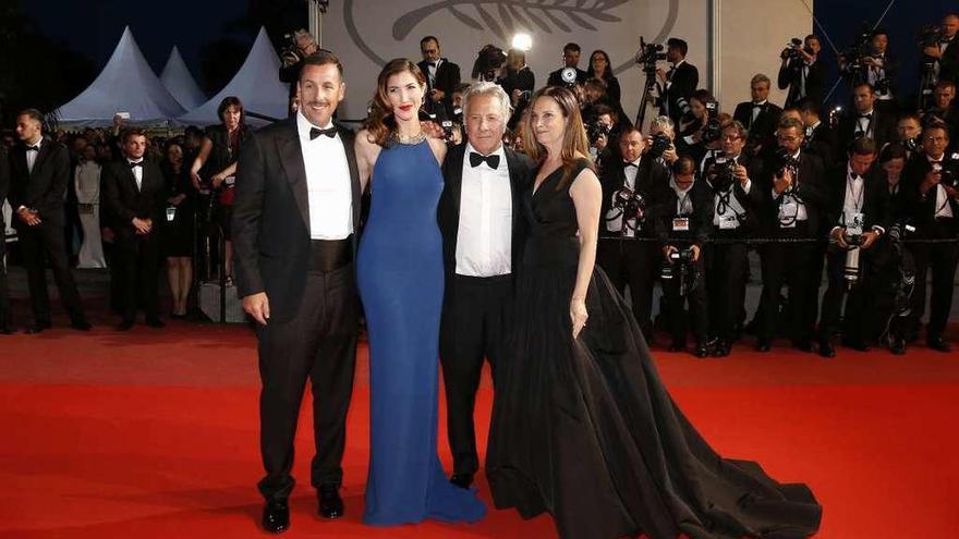 Adam Sandler y Dustin Hoffman con sus esposas, ayer, a su llegada a Cannes.