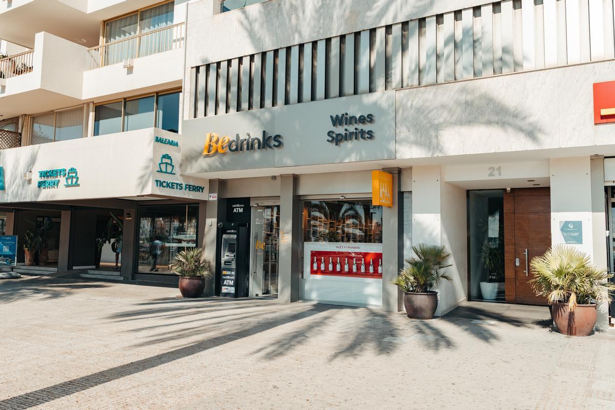 La tienda y sala de catas de Bedrinks en Ibiza está situada junto a la estación marítima de los barcos que van a Formentera.