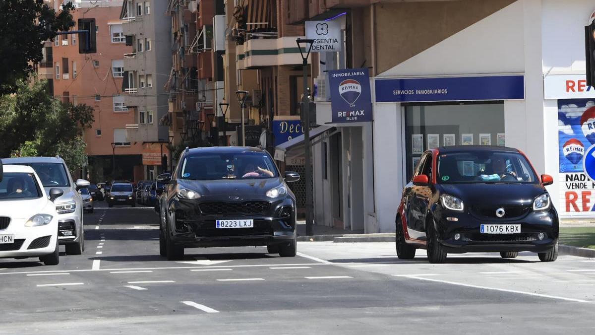 La avenida Condes de Soto Ameno, cortada al tráfico por la rotura de un colector