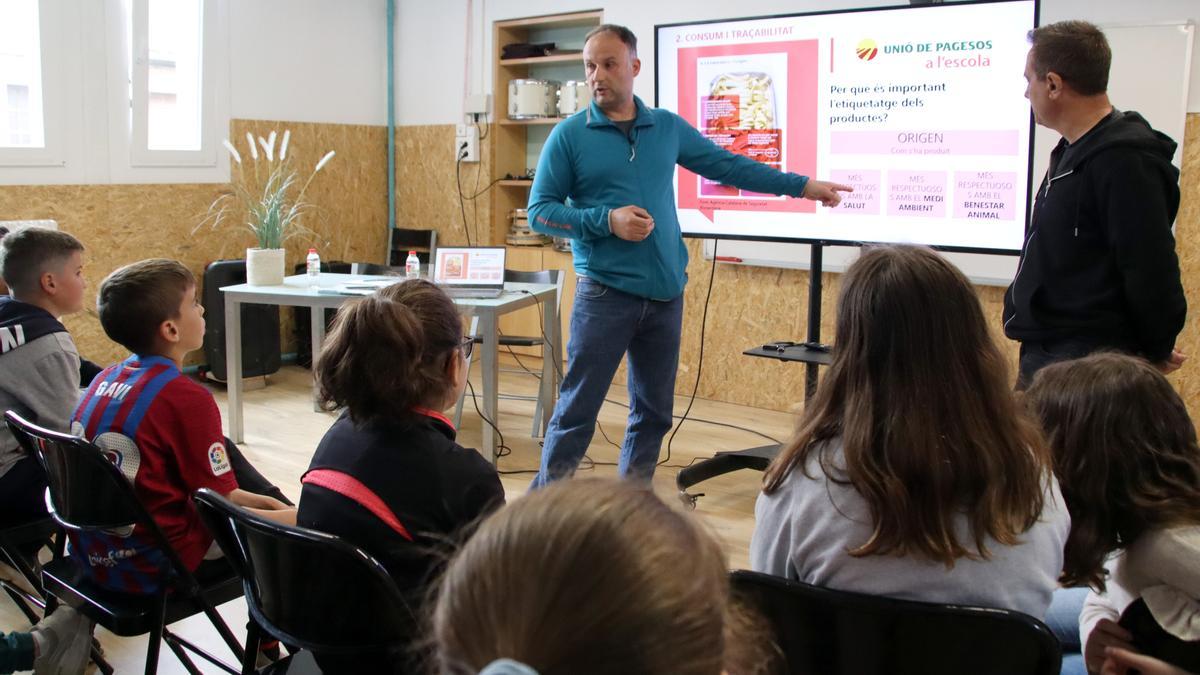 Toni Bascompte, coordinador d&#039;UP al Berguedà, davant el grup d&#039;alumnes de 5è i 6è de l&#039;Escola Fedac de Gironella