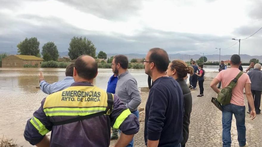 El alcalde de Lorca, Diego José Mateos, visitó la pedanía de Campillo, donde había varias casas incomunicadas.