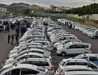 Más de 400 taxistas exigen en la calle la vuelta urgente de los turnos de trabajo