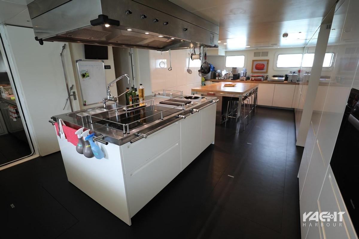 El barco cuenta con una cocina de 40 metros cuadrados