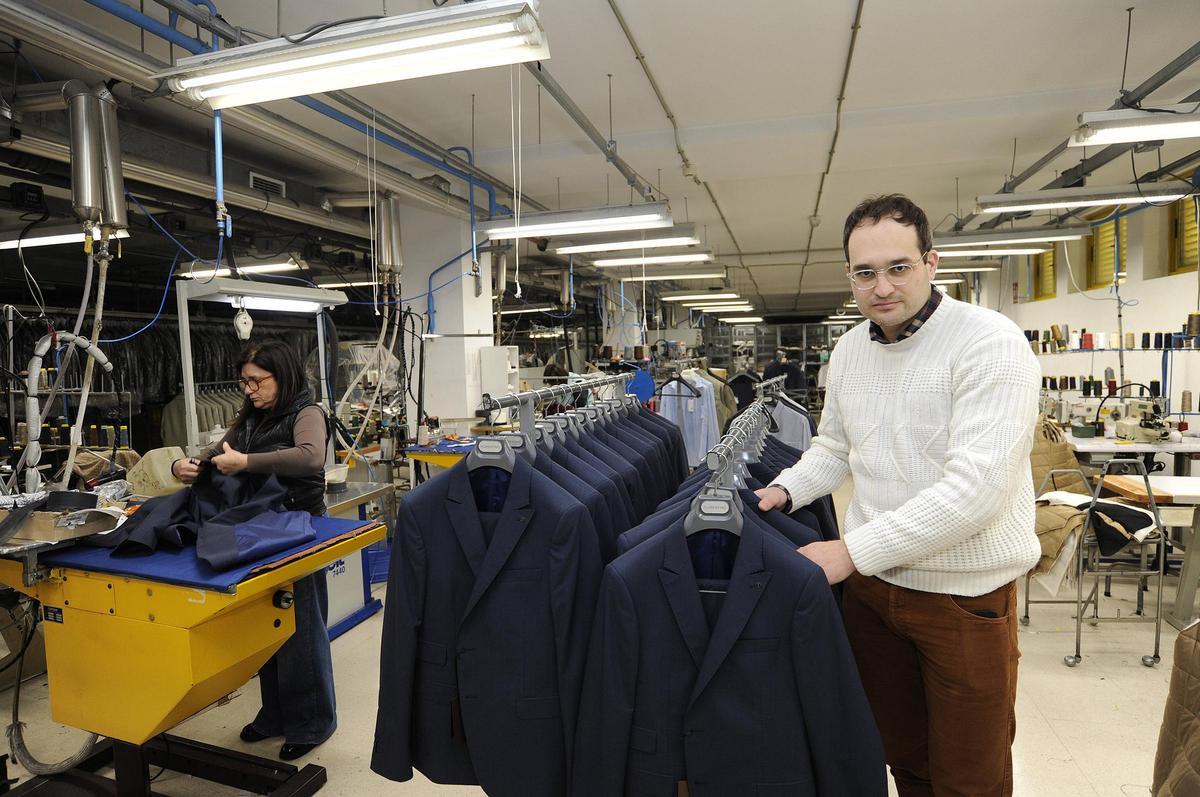 Florentino Cacheda hijo, en su fábrica del Polígono Lalín 2000.