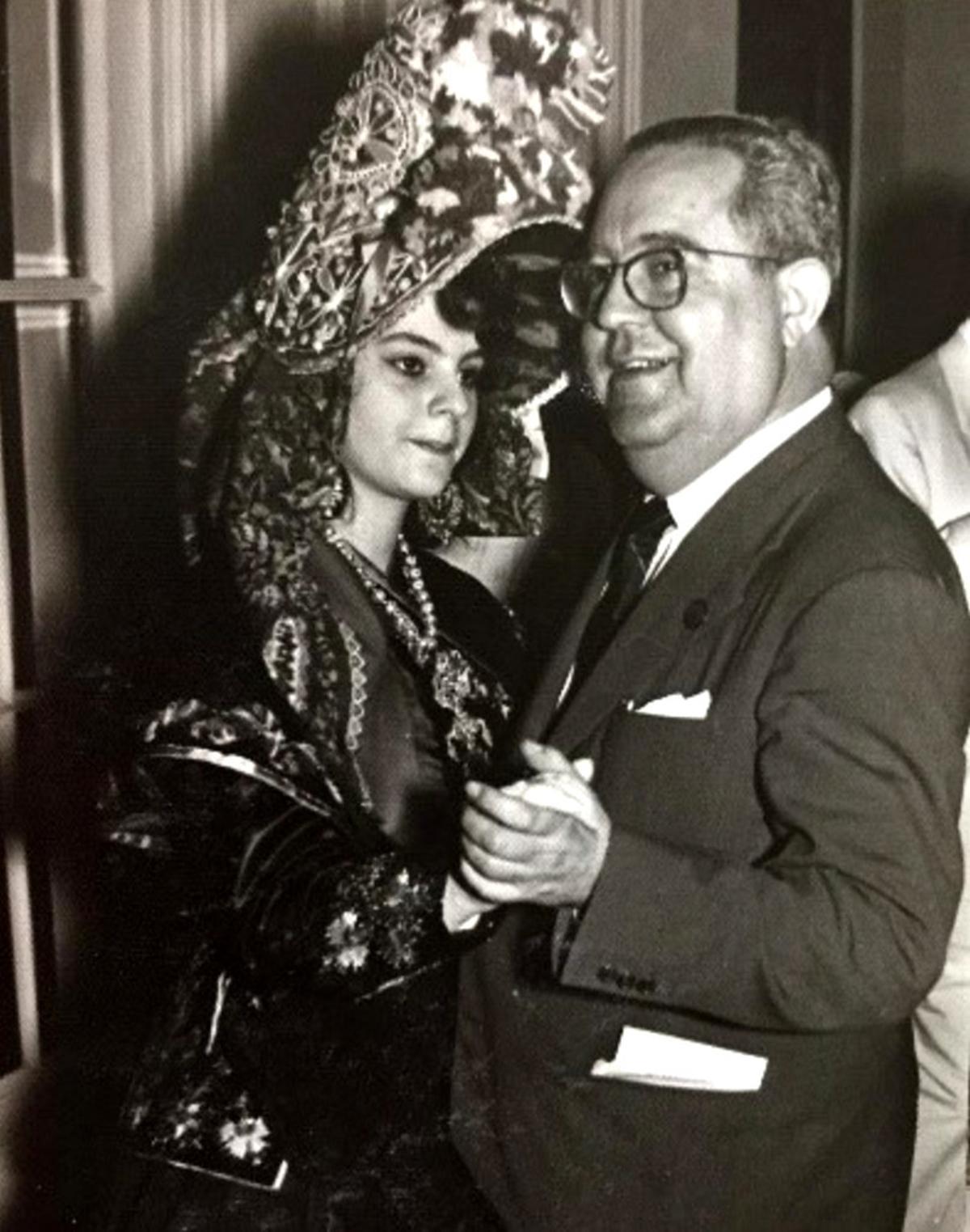 Casto Gómez Clemente, ex alcalde de Cáceres, en los festivales folklóricos hispanoamericanos con una joven.