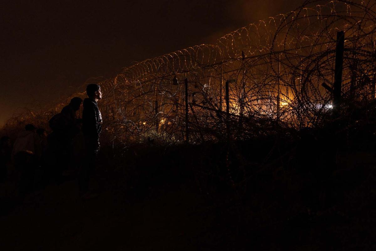 Migrantes acampan a lo largo de la orilla del río Grande mientras esperan entregarse a las autoridades de inmigración en El Paso, Texas, EE.UU