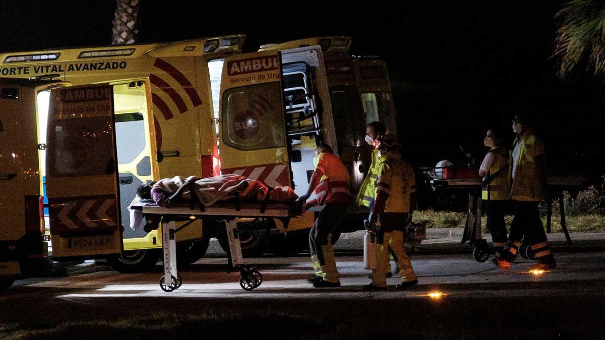 Evacuación en ambulancia de los ocupantes de la patera rescatada a 500 kilómetros de Gran Canaria