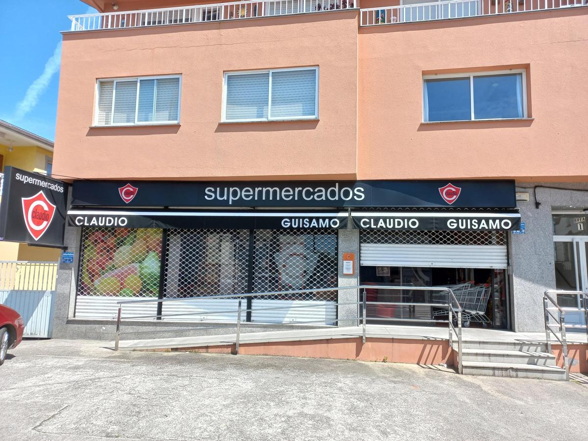 Un supermercado de Guísamo, con la verja semicerrada