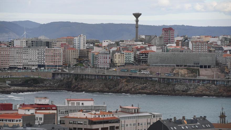 El particular homenaje de este barrio de A Coruña a la Luna: un campo de fútbol con piedras y en cuesta