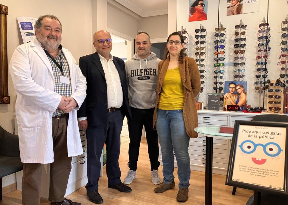 Abel Losada visitó la Óptica Coello en Forcarei. |