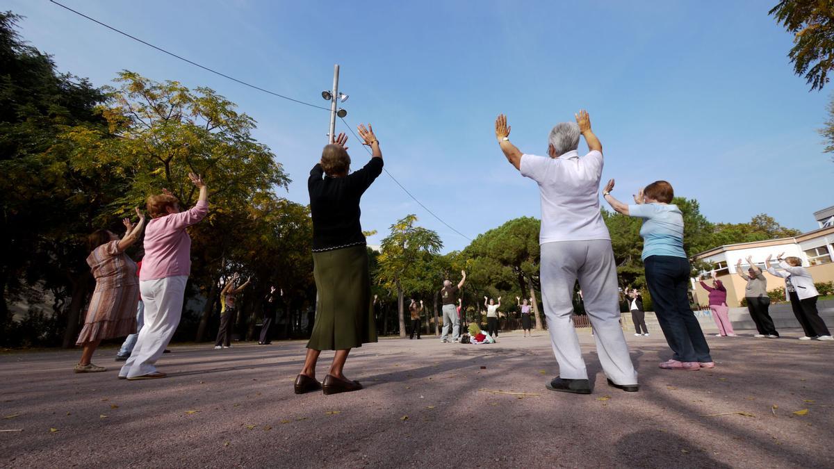 Ancianos practicando deporte al aire libre.