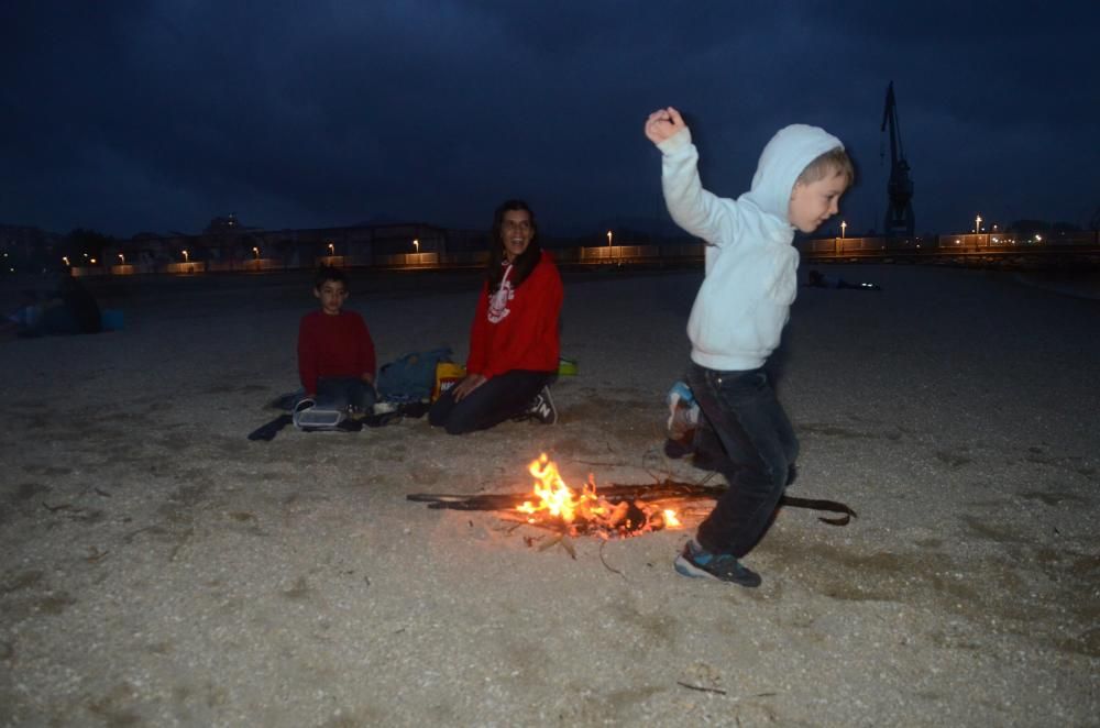 Un millar de hogueras iluminan el litoral arousano por San Juan.