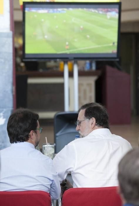 17/06/2016.Mariano Rajoy, presidente del Gobierno en funciones, ve el partido España-Turquía de la Eurocopa en Café Atlántico..Santa Cruz