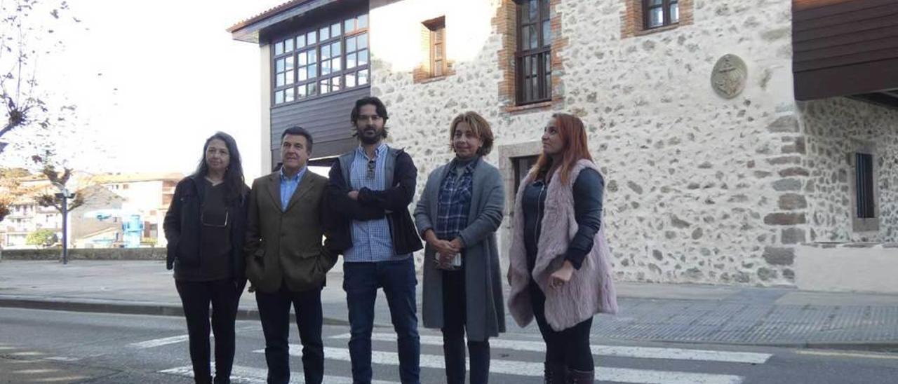 Por la izquierda, Marisa Elviro, Juan Carlos Armas, Enrique Riestra, Marián García y Priscila Alonso, ayer, con el edificio de La Tijerina al fondo.