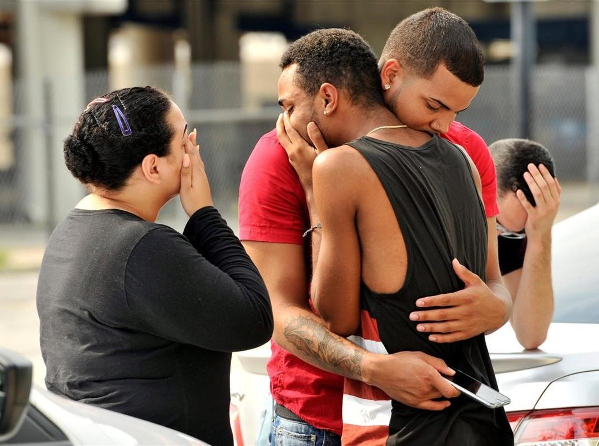Amigos y familiares de los fallecidos en un atentado contra la comunidad LGTB en Orlando.