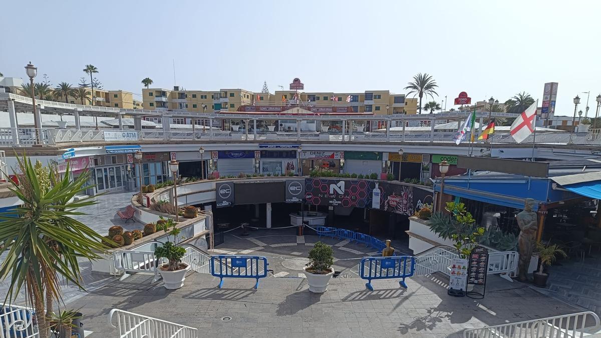 Imagen del estado actual del Centro Comercial Plaza Maspalomas con el vallado puesto por la Policía Local.