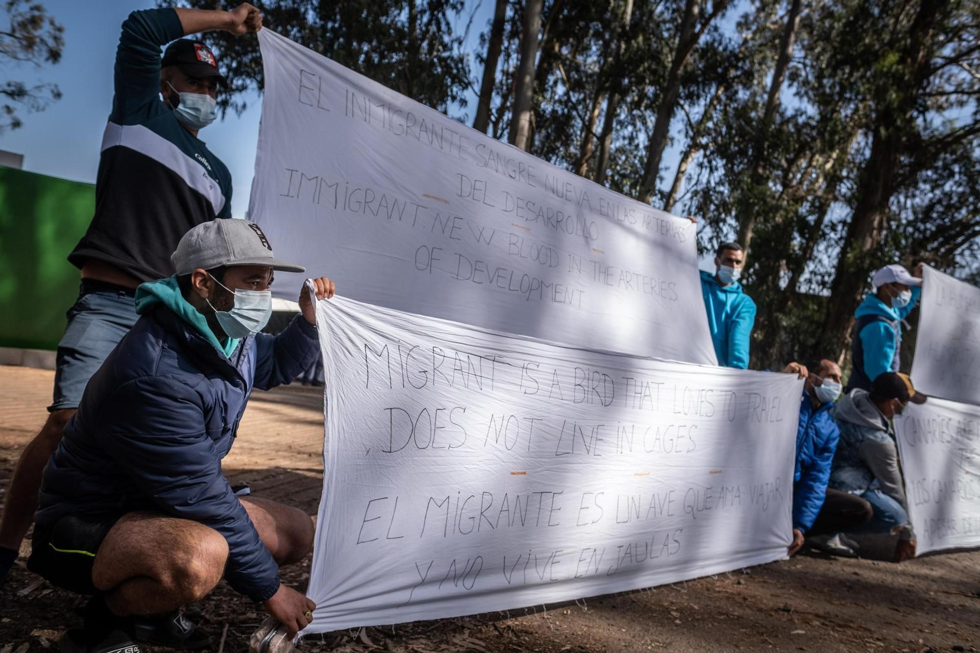 Visita de la eurodiputada Sira Rego al campamento de Las Raíces.