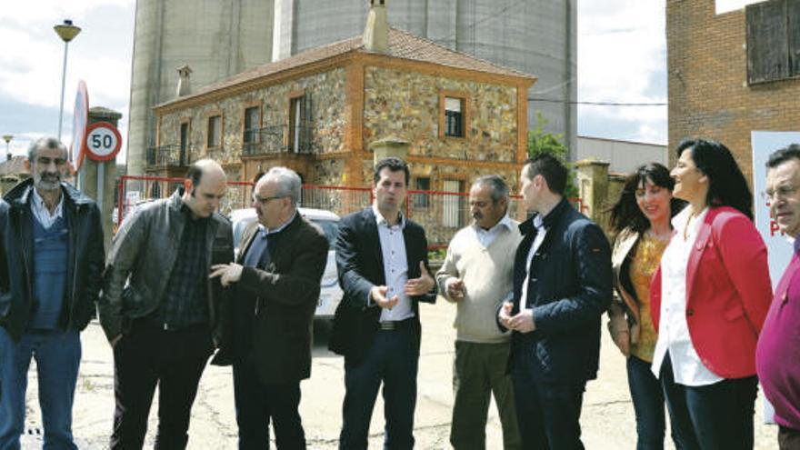 Luis Tudanca (en el centro de la imagen) habla con Luciano Huerga y otros candidatos socialistas durante su visita a las instalaciones de la azucarera.