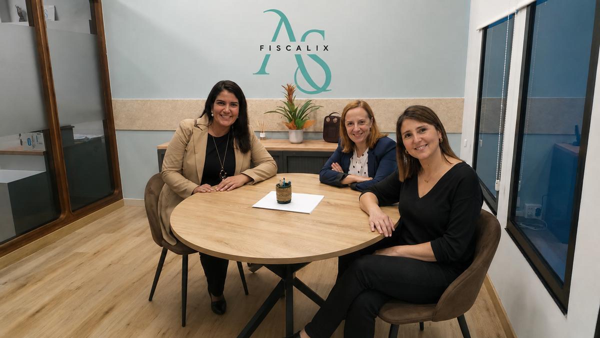 María Luz, Ana y Sonia (de derecha a izquierda), socias de la assesoría fiscal y laboral Fiscalix, en Vigo.