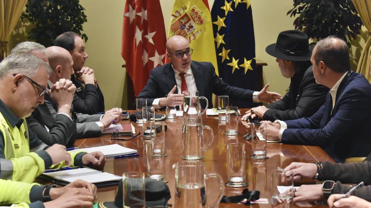 El delegado del Gobierno, Francisco Martín, en la reunión con los promotores y cuerpos de seguridad.