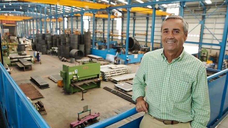 Arriba, Antonio Fernández-Escandón, en la sede de la empresa. A la izquierda, el gerente de Zitrón, junto al presidente asturiano, Javier Fernández, y el consejero de Economía, Graciano Torre, en los actos del 50.º aniversario de la compañía.