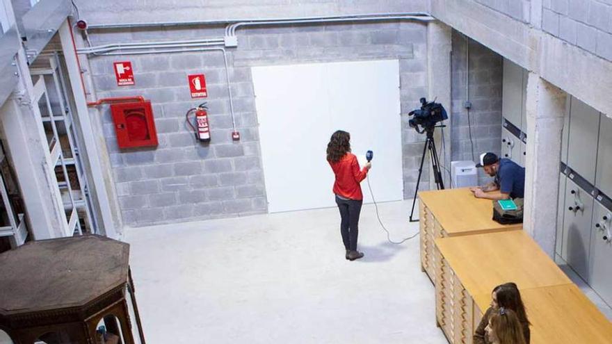 Asistentes al acto inaugural, ayer, de las nuevas instalaciones del Museo del Pueblo de Asturias, al fondo de la imagen.